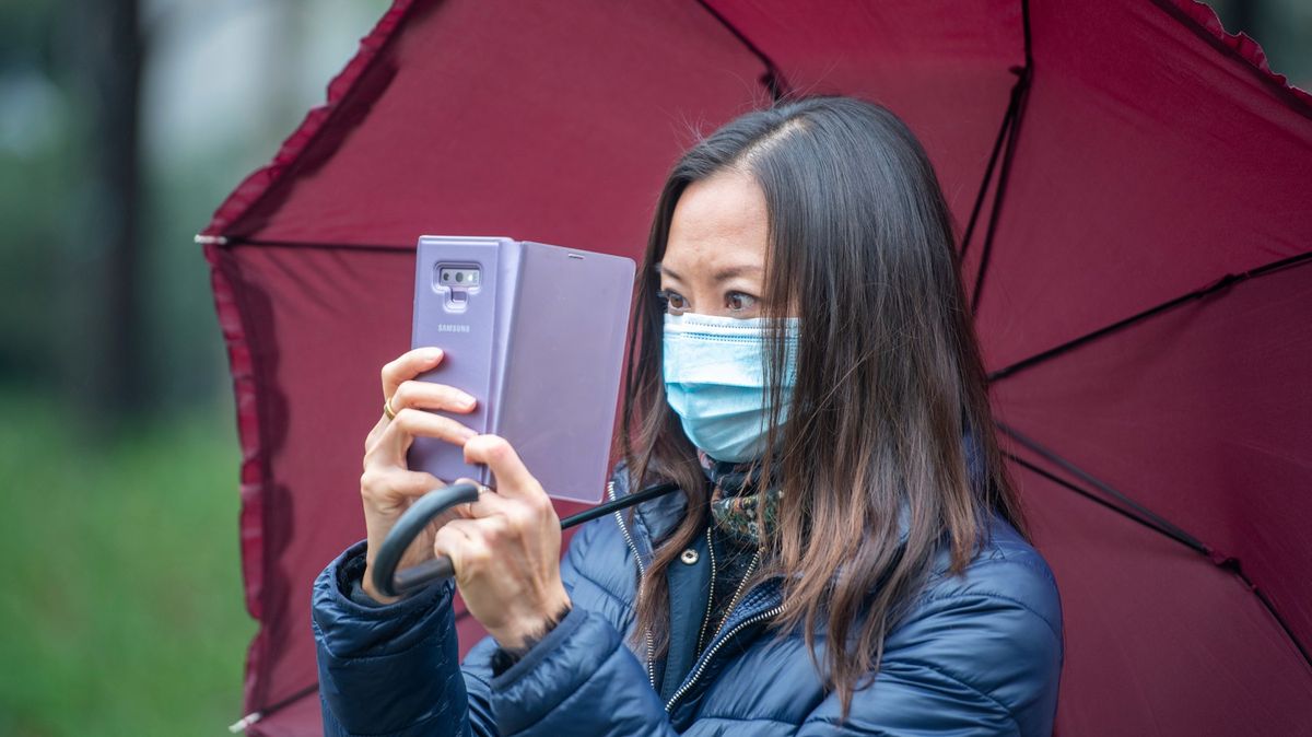 Sledováním mobilů Čína krotí epidemii, zesiluje ale špehování lidí